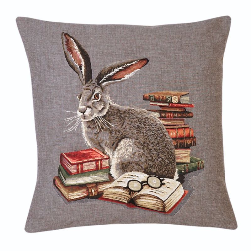 Gobelin-Kissenhülle mit Hase, Büchern und Lesebrille. Detailreich, dekorativ und perfekt für Leseecken.