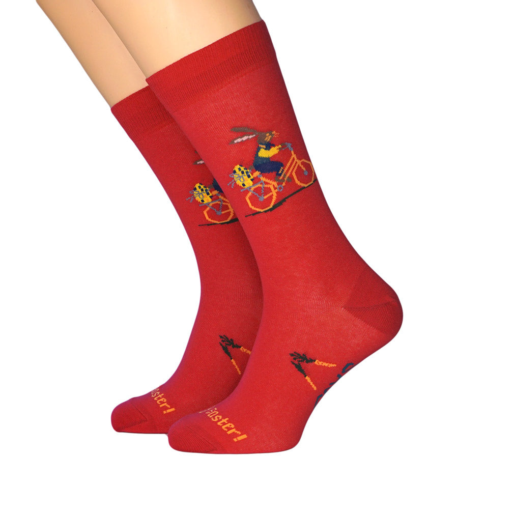 rote Herrensocke mit Osterhasen auf einem Fahrrad