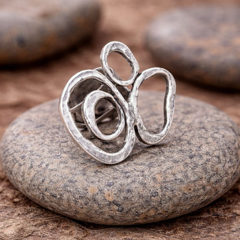 Großer Ring Altsilber auf einem Stein