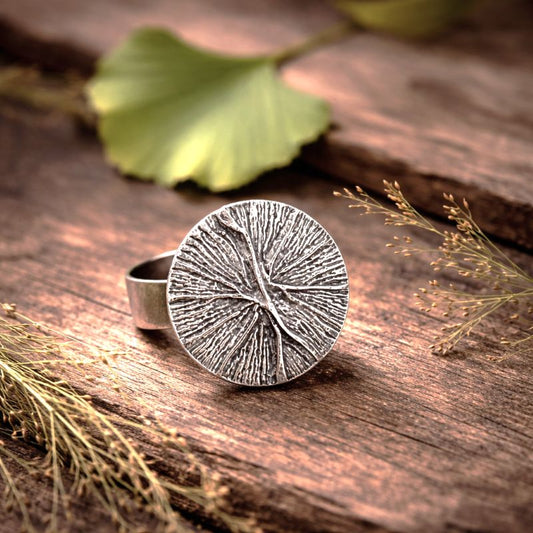 runder silberner Ring mit Blattstruktur