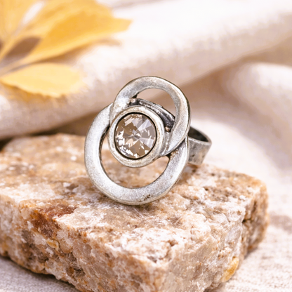 Silberner Ring aus mit einem geschliffenen Stein