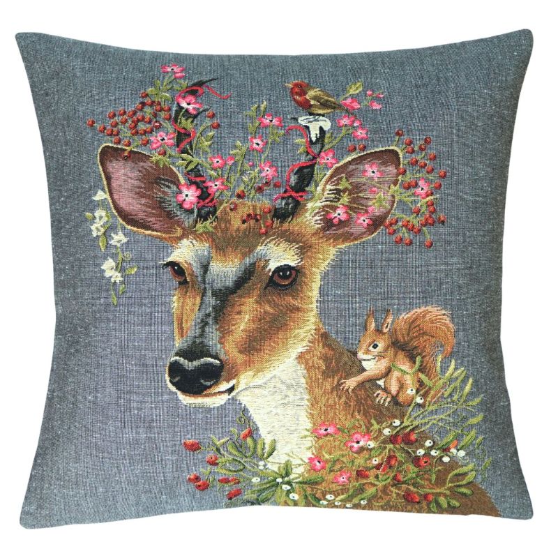 ein Rehbock mit Eichhörnchen auf der Schulter auf einem Kissenbezug, Gobelin