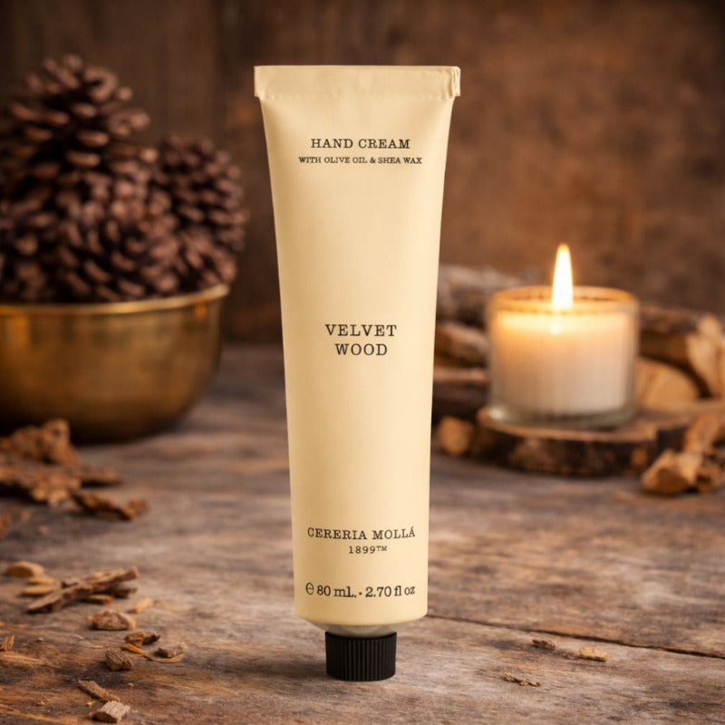 Molla Handcreme mit Kerze und Zapfen