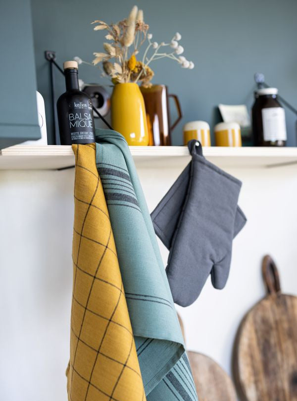 karierte Geschirrtücher und Topfhandschuh 