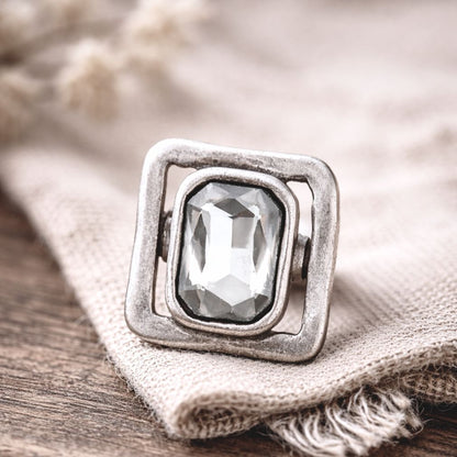 quadratischer Ring aus Altsilber mit klarem geschliffenen Stein