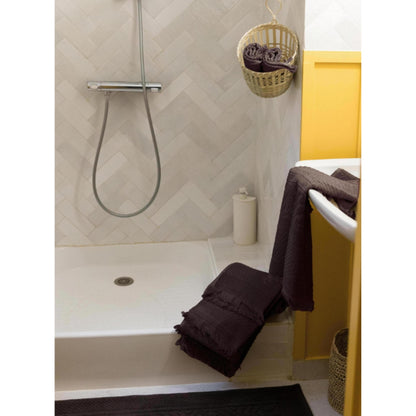 modernes Badezimmer mit braunen Handtüchern