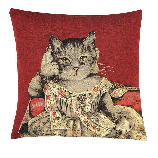 Gobelinkissen eine grau getigerte Katze in einem gemustertem Kleid sitzt auf einem Sofa und schaut listig
