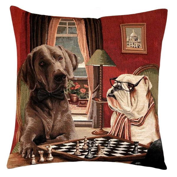Gobelinkissen in einem gemütlichen Zimmer sitzen eine Bulldogge und ein Labrador Schach , weiß hat verloren; die Bulldogge lächelt verschmitzt