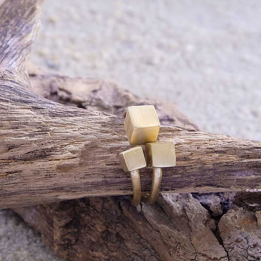 Roberti Leonardi Ring gold aus Würfeln