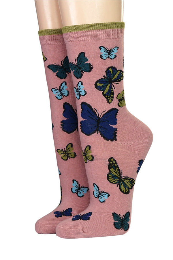 Damensocke mit bunten Schmetterlingen auf rosa
