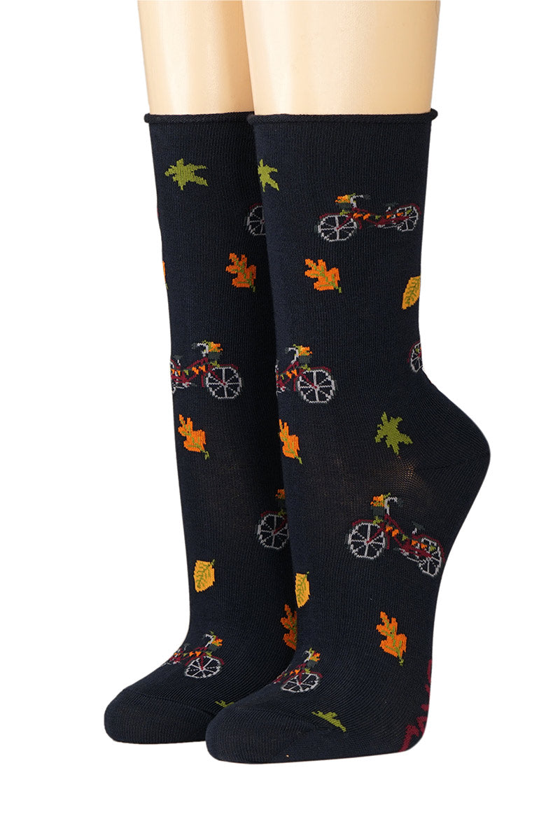 Damensocken Fahräder und Herbstlaub auf blau