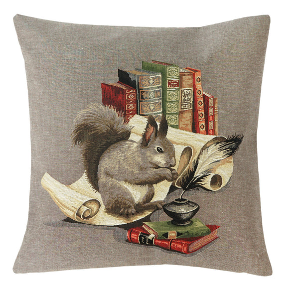Gobelinkissen ein kleines Eichhhörnchen sitzt zwischen Büchern und Tintenfass, vielleicht schreibt es einen Brief oder knabbert einfach nur an einer Nuß, wer weiß